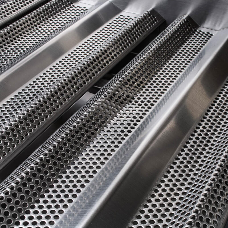 Blaze Premium LTE 40-Inch 5-Burner Built-In Grill - Flame Tamers Closeup