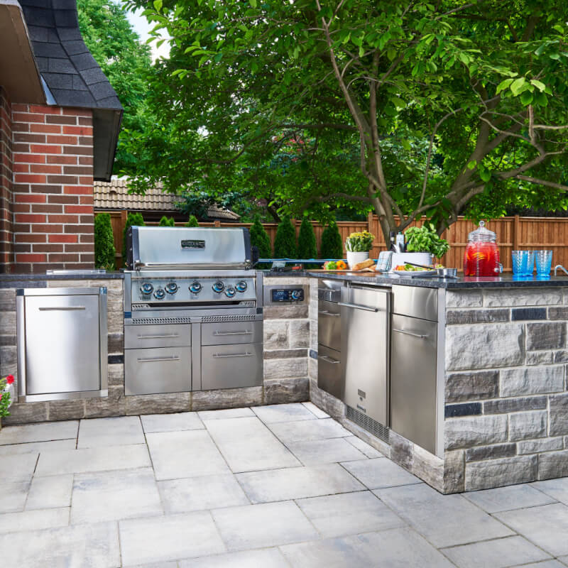 Broil King Imperial IQue Series Grills | Shown with Stone and Granite Outdoor Kitchen