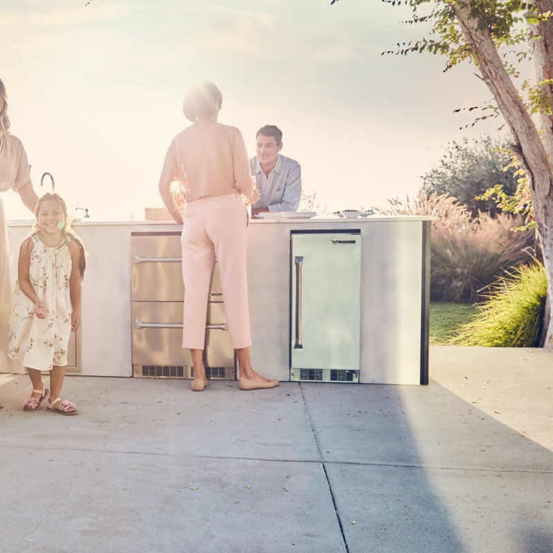 Twin Eagles 15-Inch Ice Maker | Shown in Outdoor Kitchen